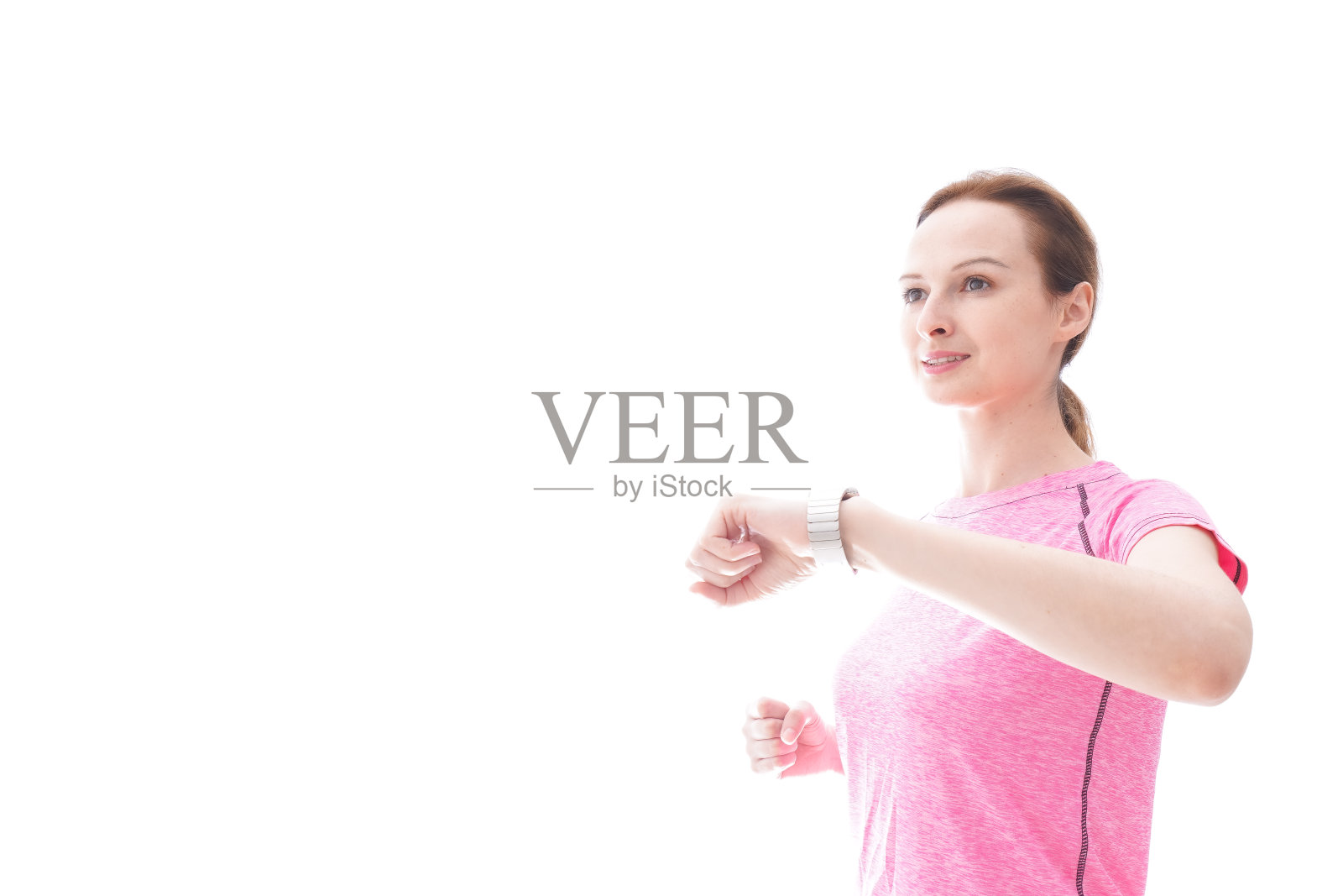 年轻女子穿着运动服检查智能手表照片摄影图片