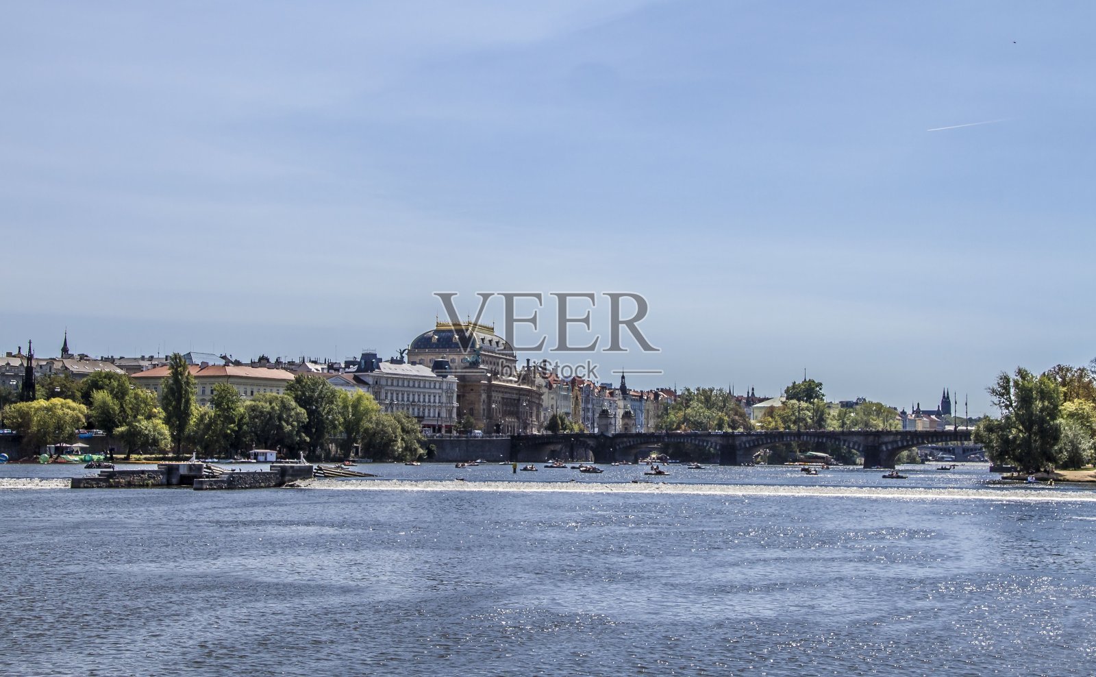 伏尔塔瓦河的景色。照片摄影图片