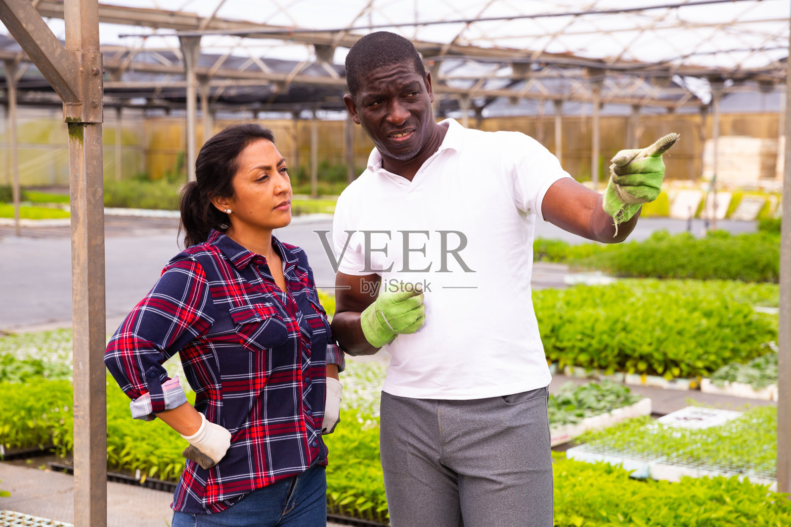 两个工人在工作间隙的谈话照片摄影图片