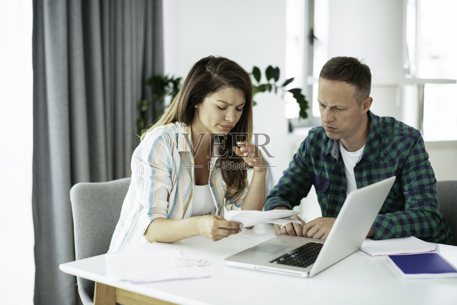 丈夫和妻子准备付账单。照片摄影图片