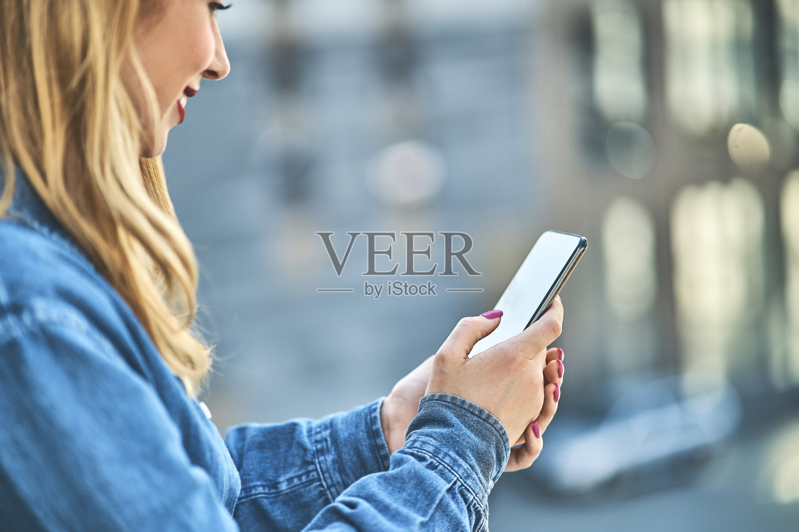 漂亮的白人女人在街上用手机。通信的概念。照片摄影图片