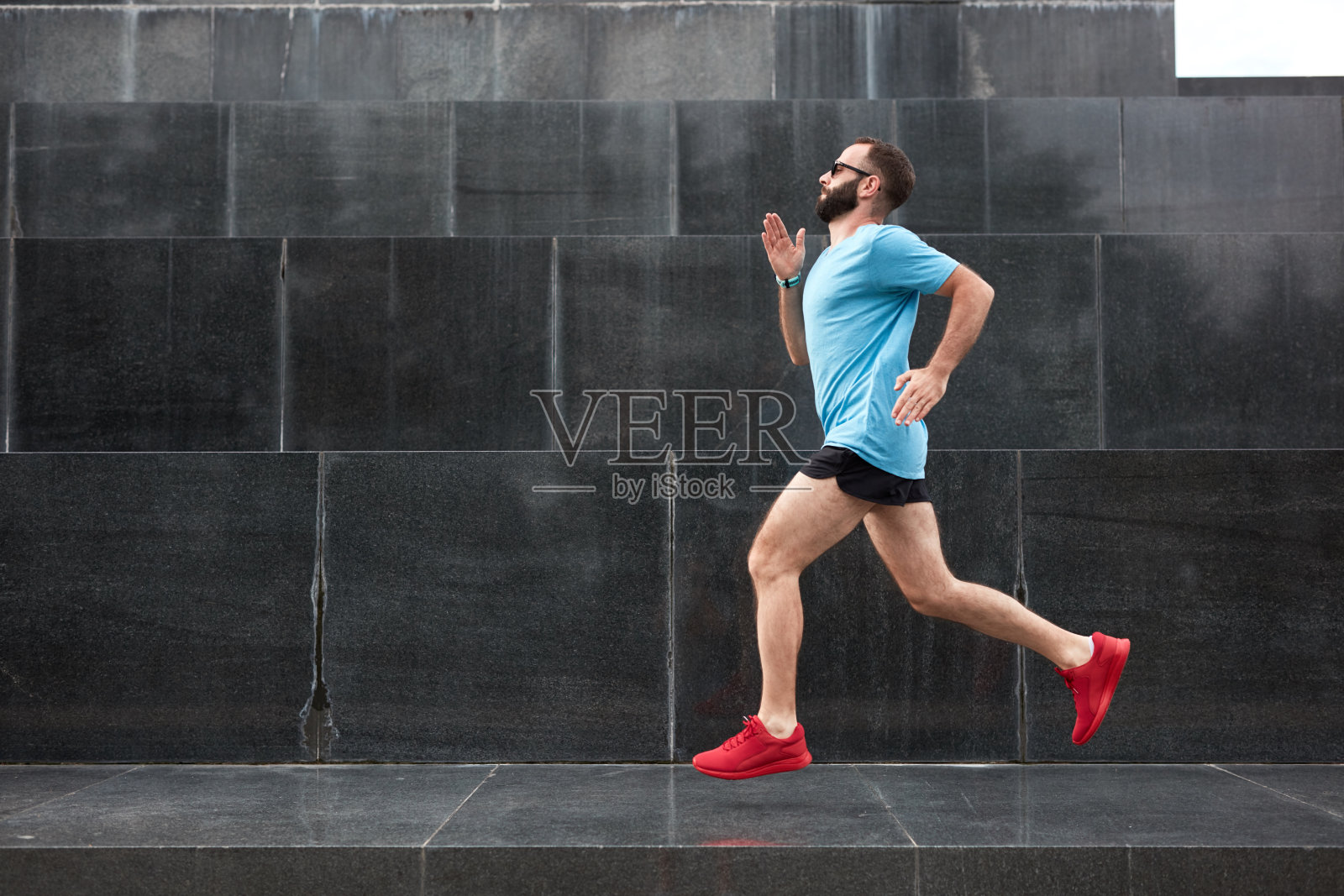 现代运动员在城市环境中慢跑/锻炼。照片摄影图片