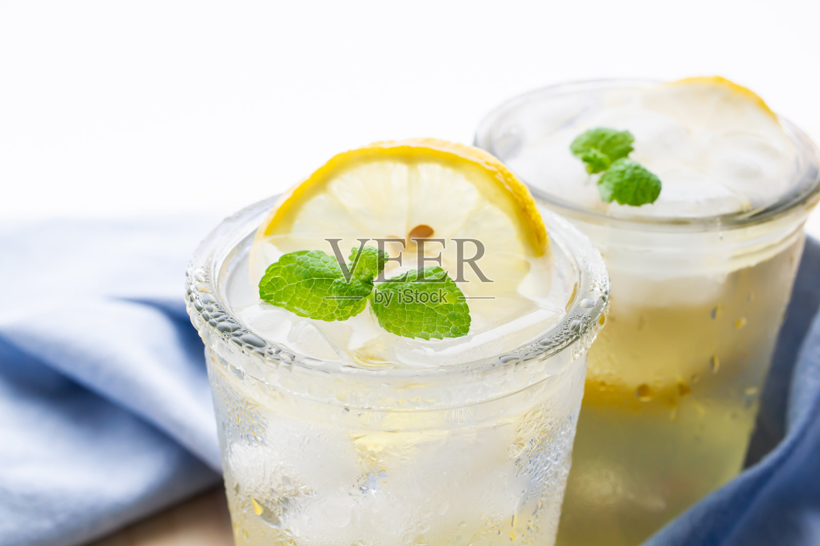 杯子里的水。水化的形象。照片摄影图片