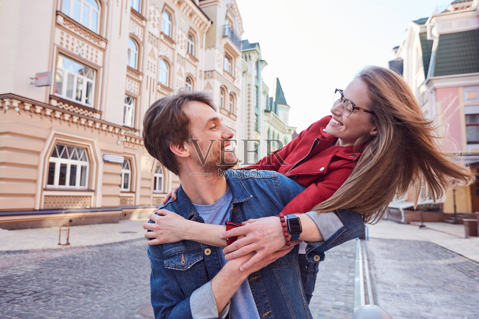 一对喜气洋洋的情侣在街上表达爱意照片摄影图片