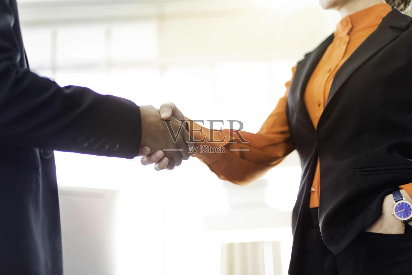 商人和女商人握手项目交易协议。商务礼仪,祝贺。成功的在职谈判。职业生涯的机会。行动中的信任伙伴关系照片摄影图片