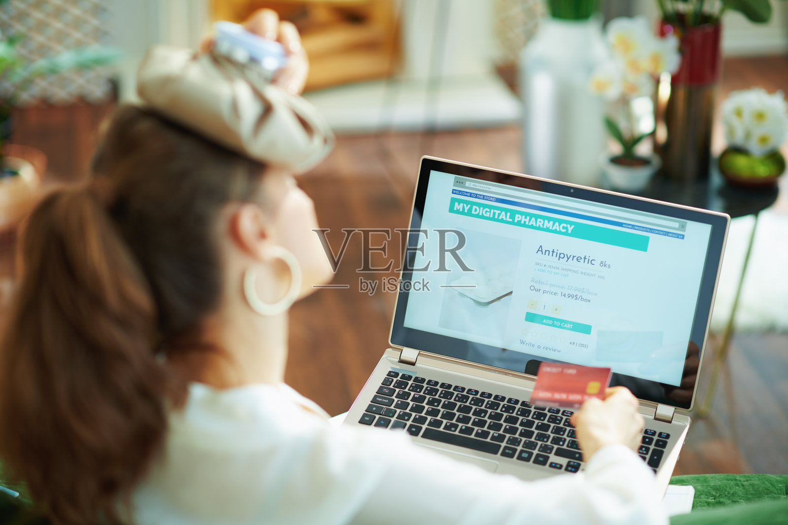 患头痛的女人买冰袋买药照片摄影图片