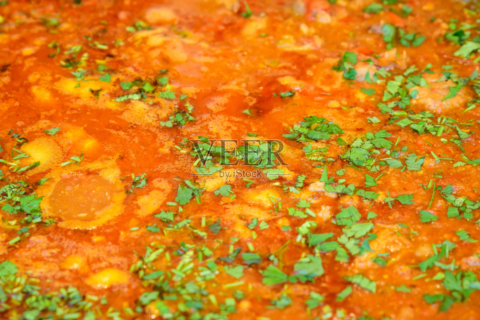 罗宋汤，用新鲜的绿色欧芹装饰，这是东欧的传统食物，在食品市场烹制照片摄影图片