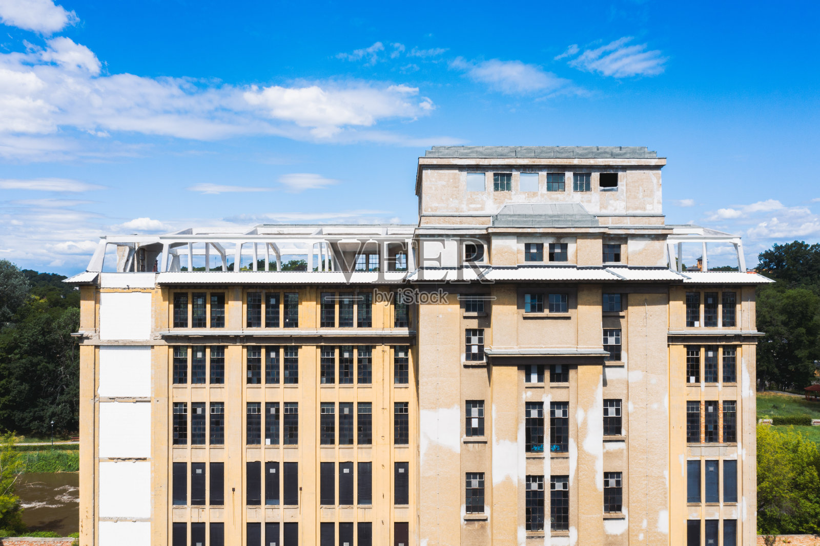 废弃的大建筑正在施工中进行改造照片摄影图片