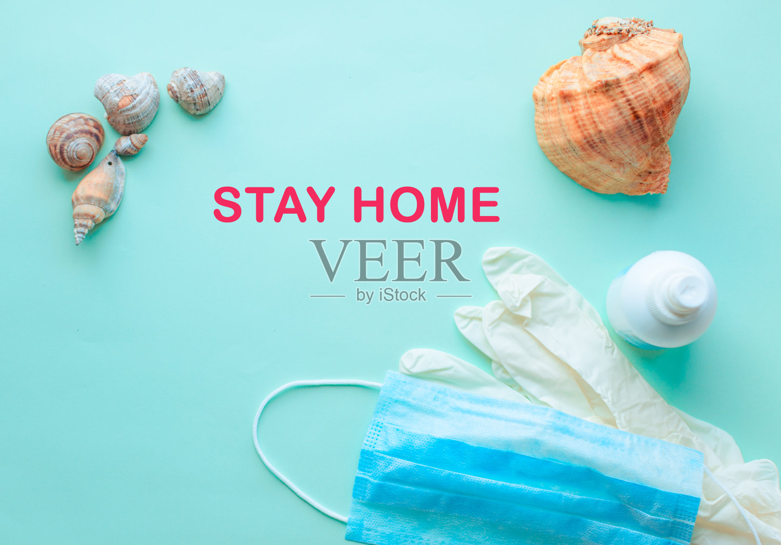 暑假、海滩休息及医用防护口罩、手套、防腐剂、薄荷蓝底色。冠状病毒covid-19旅行。平的。副本的空间。大流行隔离自我隔离，2019-nCoV照片摄影图片