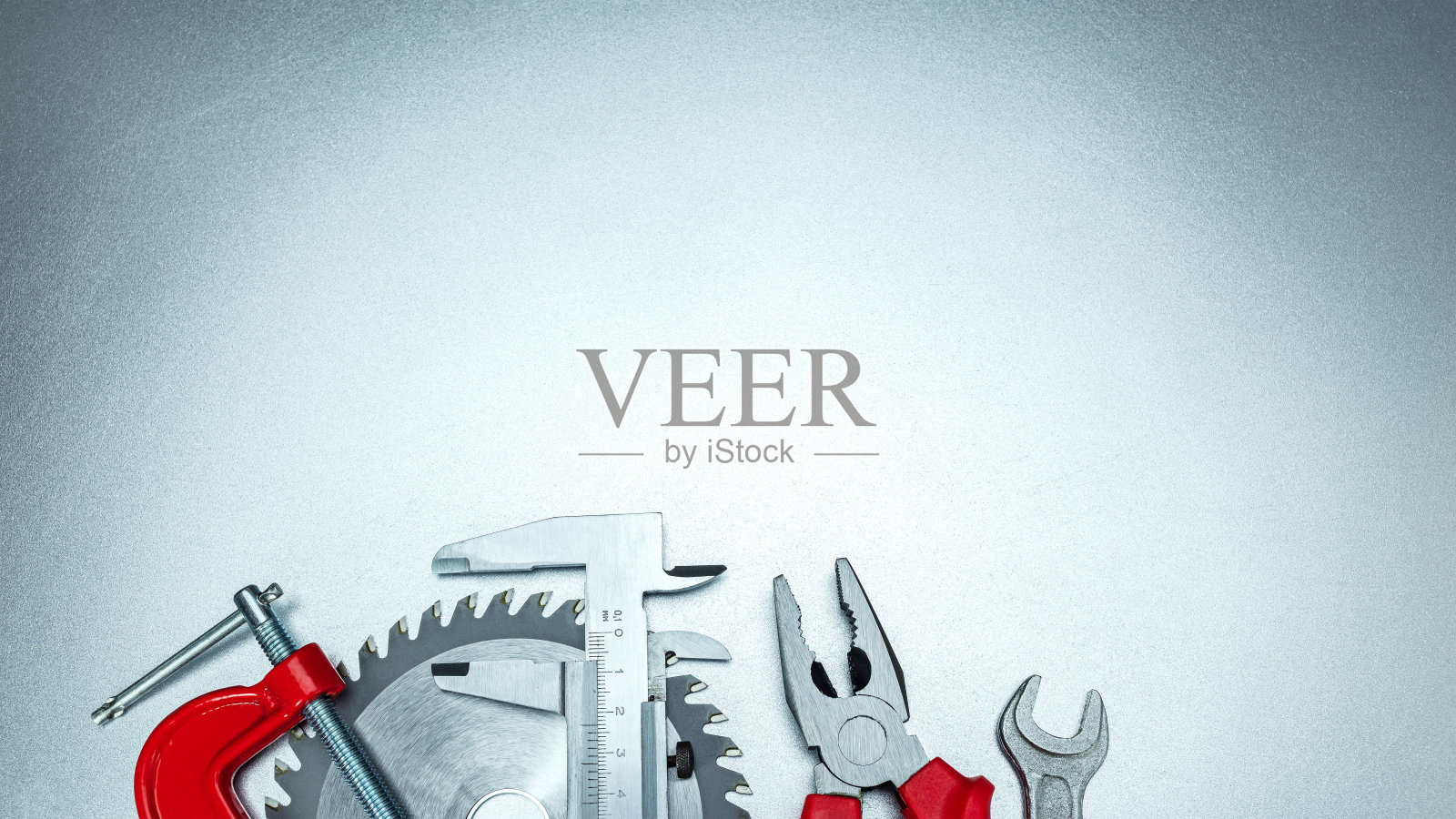 不同的工业工作工具覆盖划伤的金属表面。平躺照片摄影图片