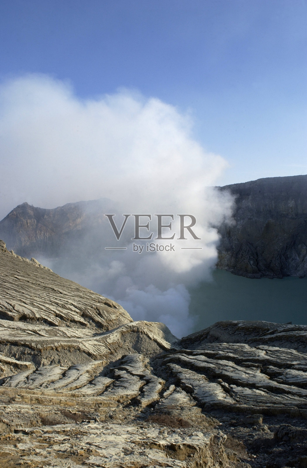 从火山口冒出的烟照片摄影图片