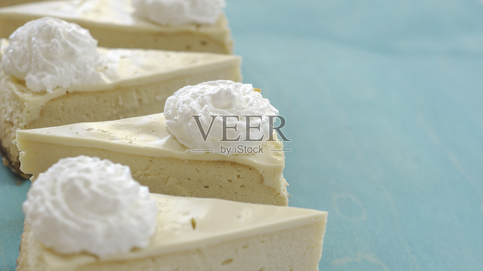 奶酪蛋糕图案，奶酪蛋糕在一个蓝色的背景俯视图照片摄影图片