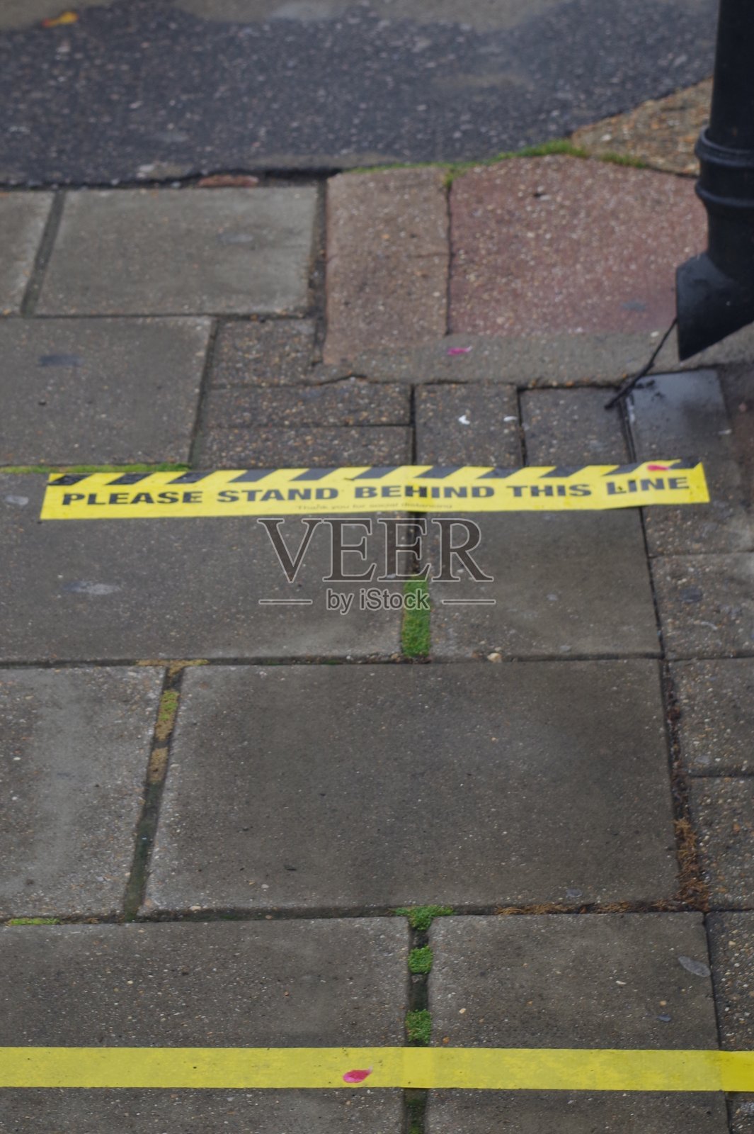 英国企业外的两米海报和标志照片摄影图片