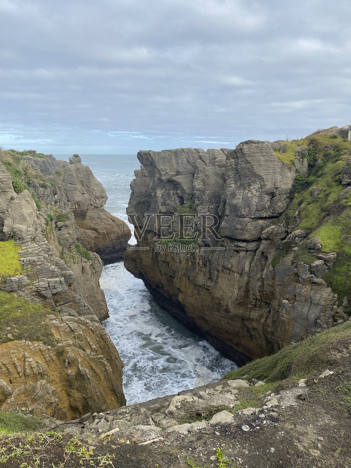 扁平的岩石，崎岖的海岸线和悬崖峭壁照片摄影图片