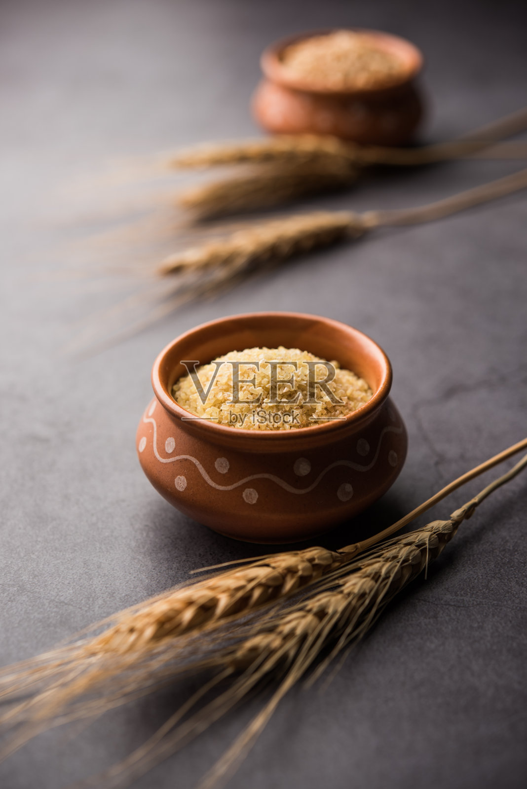 生碎小麦或Daliya或Dalia，选择性聚焦照片摄影图片