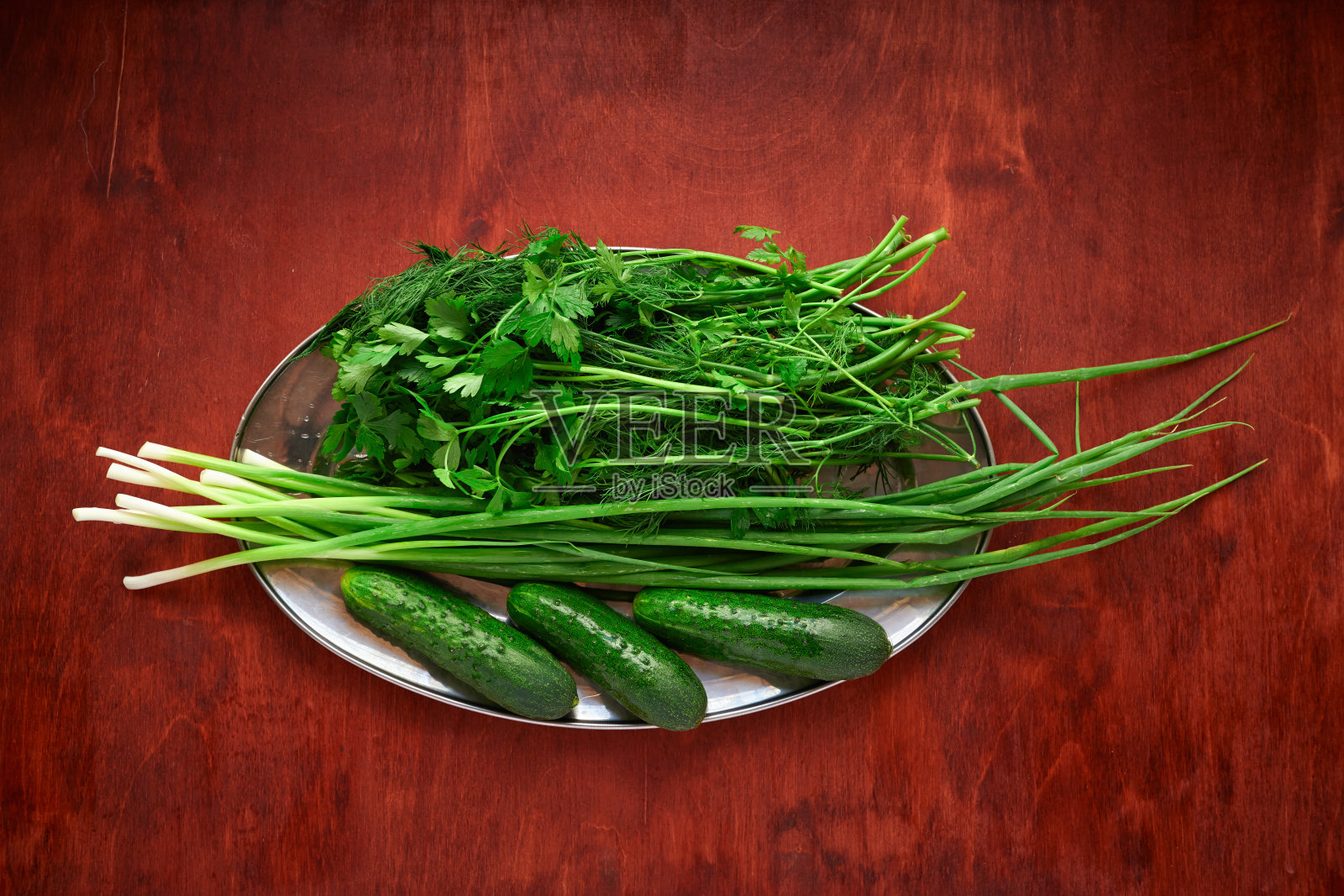 健康食品——木制背景的新鲜蔬菜和绿色蔬菜，绿色蔬菜，洋葱和黄瓜照片摄影图片