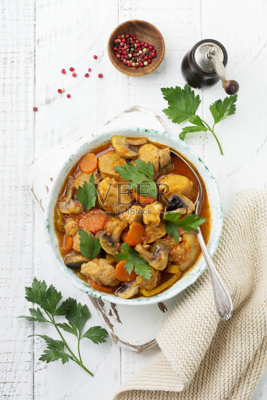 炖牛肉是匈牙利的传统菜肴。用老式陶瓷盘子炖辣椒和番茄酱。有选择性的重点。前视图。照片摄影图片