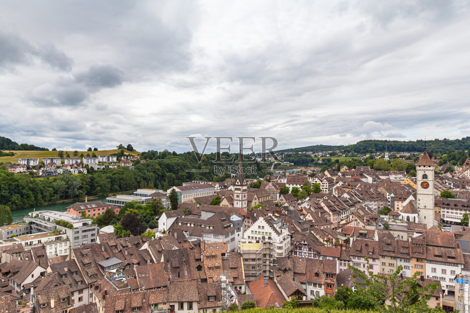 沙夫豪森古城和莱茵河的航拍全景从Munot防御工事在一个阴天美丽的云景和山脉的背景，瑞士照片摄影图片