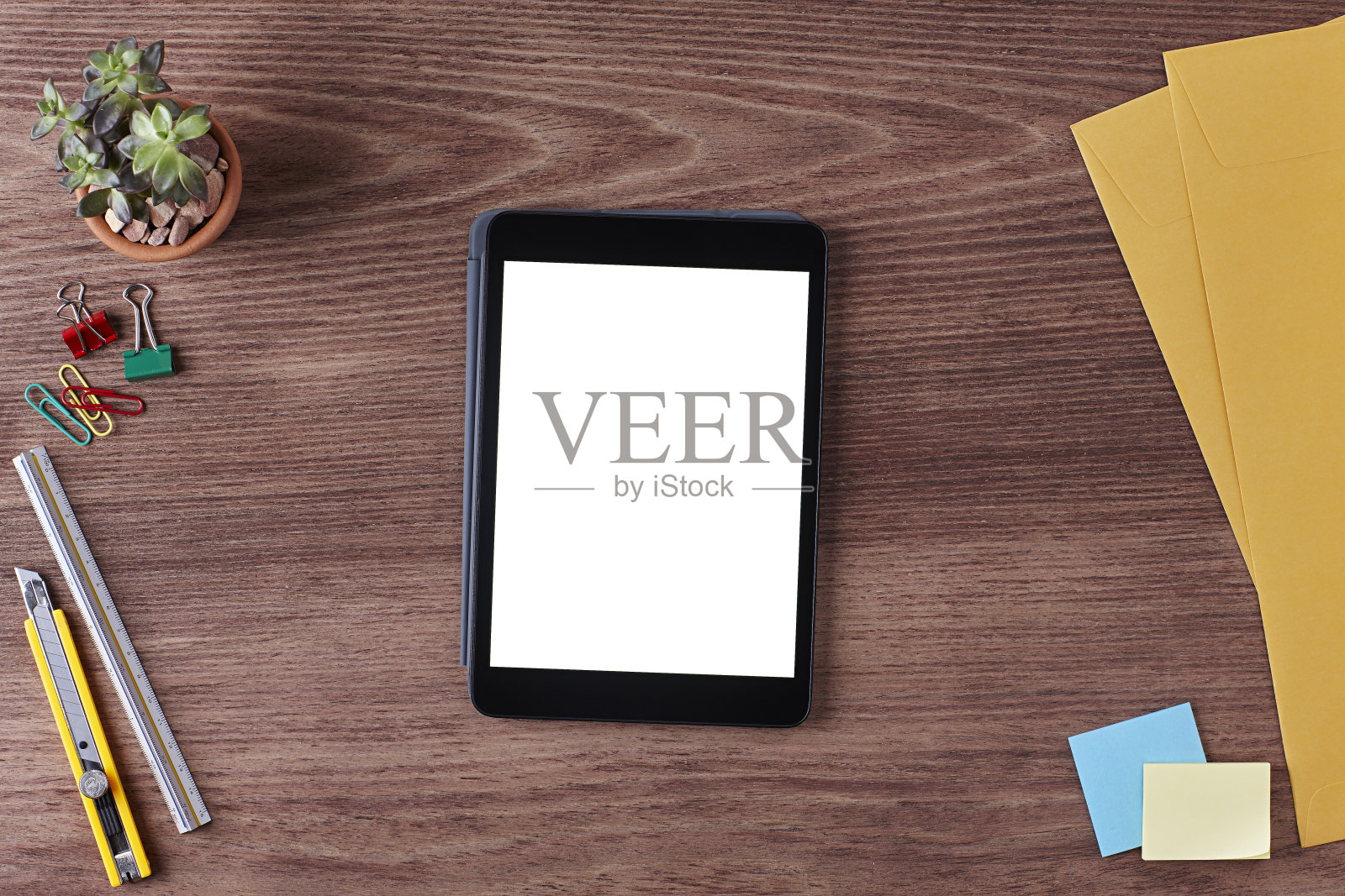 办公室工作空间木桌上的平板电脑和空白屏幕。照片摄影图片