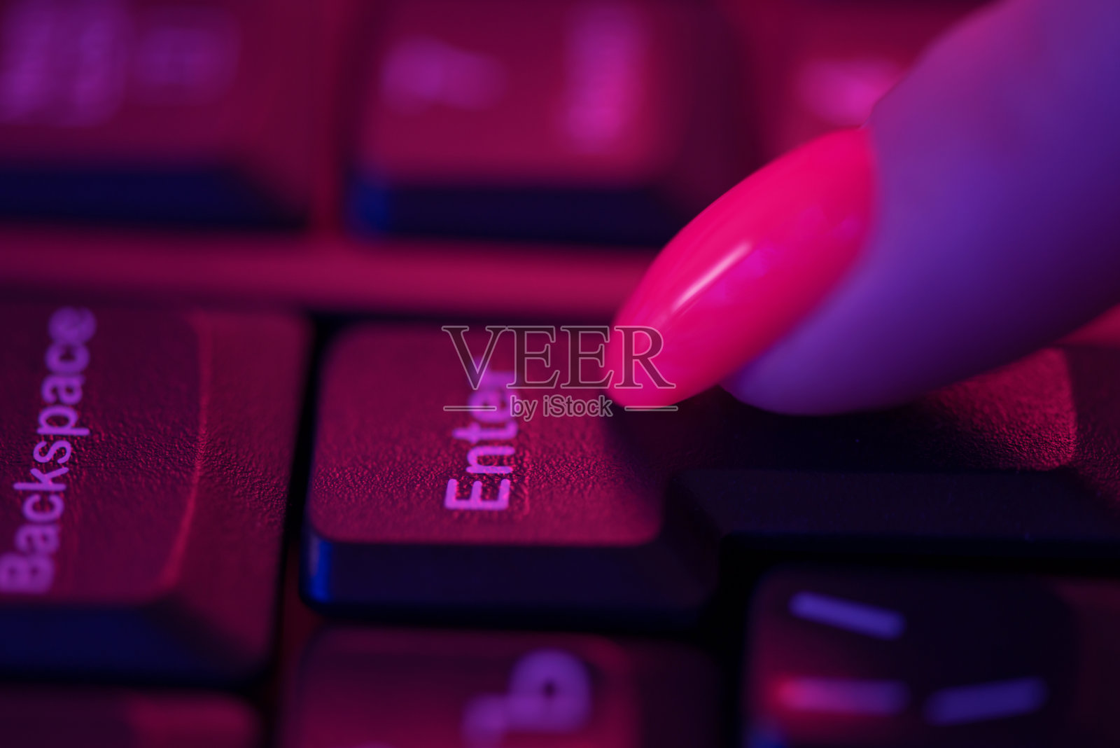 女性手指按键盘的进入按钮。照片摄影图片