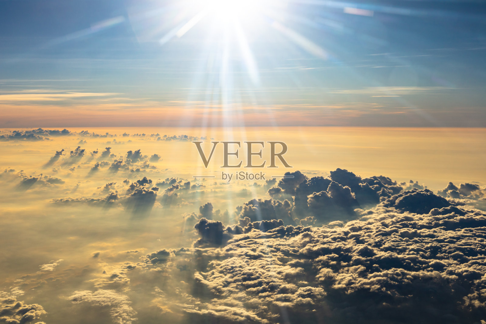 美丽的日出天空之上的云与戏剧性的光。从飞机上看机舱照片摄影图片