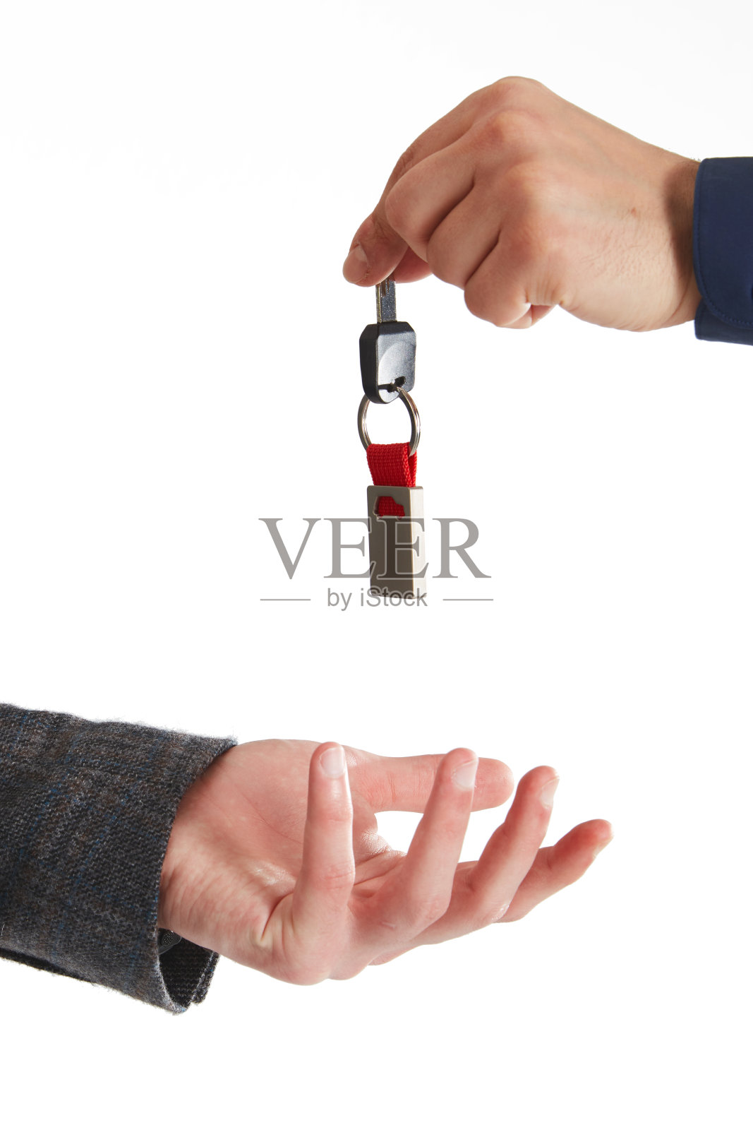 交出钥匙。白色背景上的汽车销售照片摄影图片