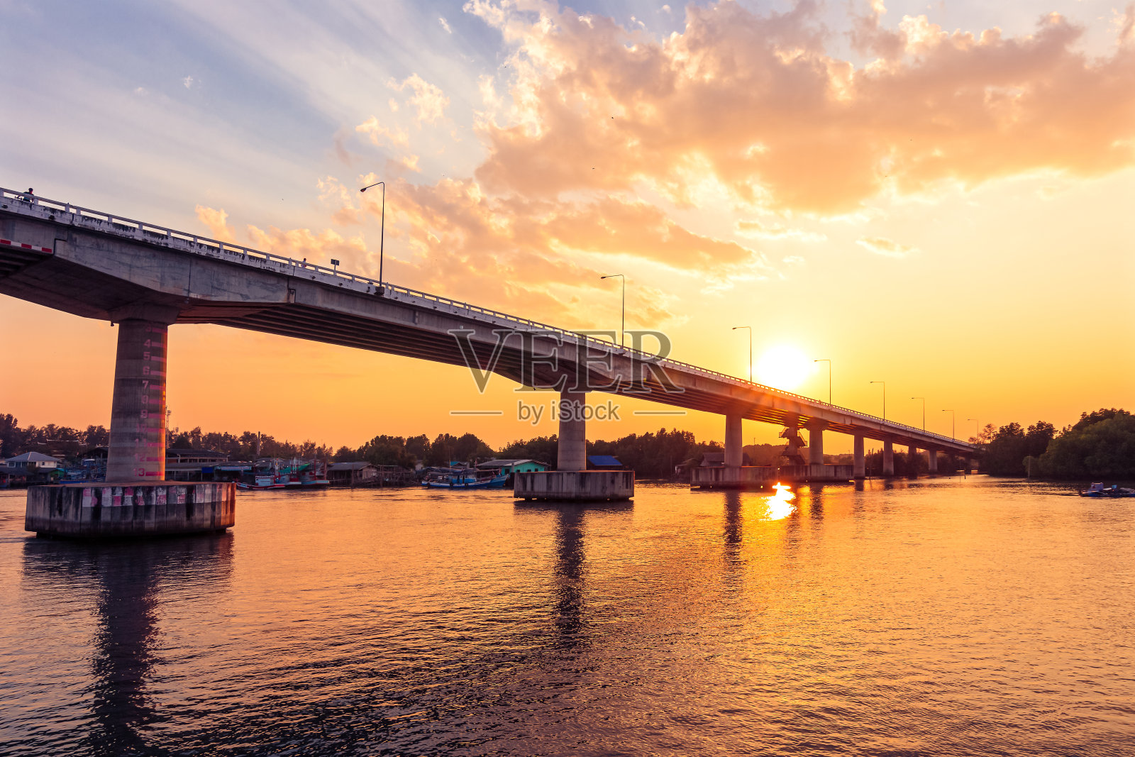 河上的桥，日落的云。照片摄影图片