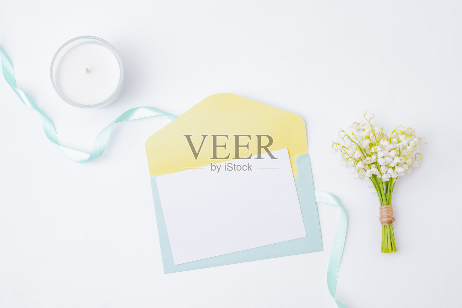 白色婚礼请柬和信封与白色的花在白色的背景照片摄影图片