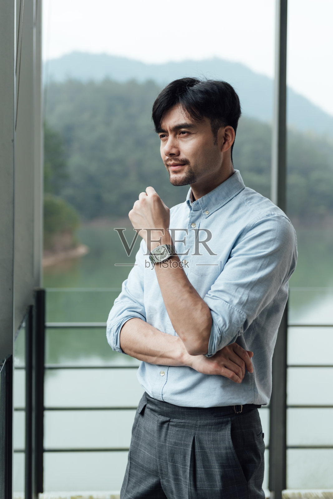 一个年轻的亚洲商人正在工作照片摄影图片