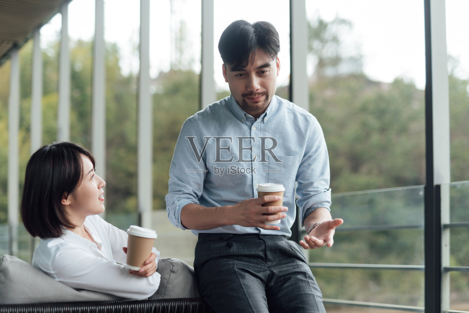 两位年轻的亚洲商人正在工作照片摄影图片