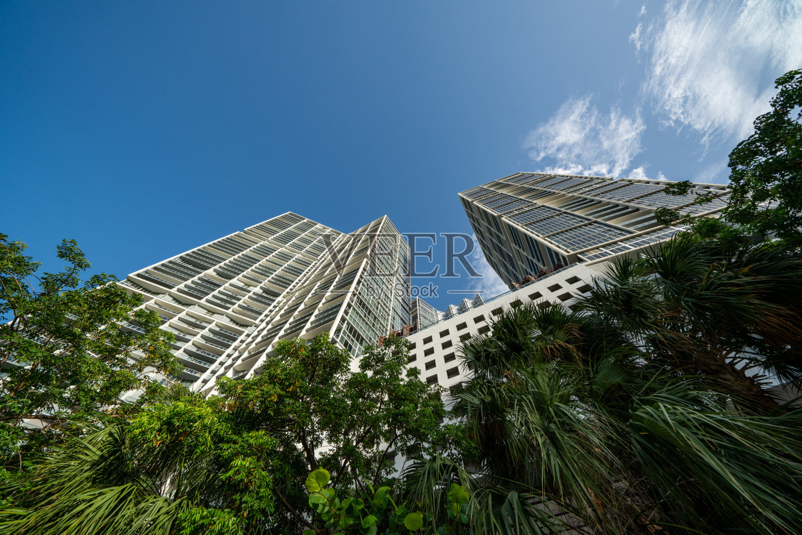 高层建筑上的蓝色和绿色的花园景观照片摄影图片