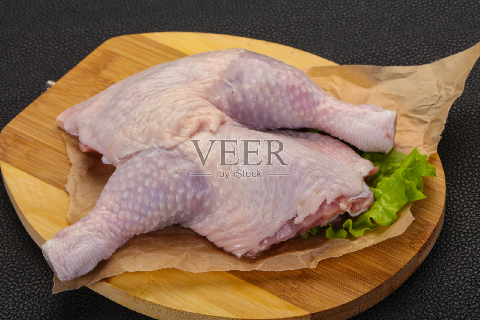 生的鸡腿照片摄影图片