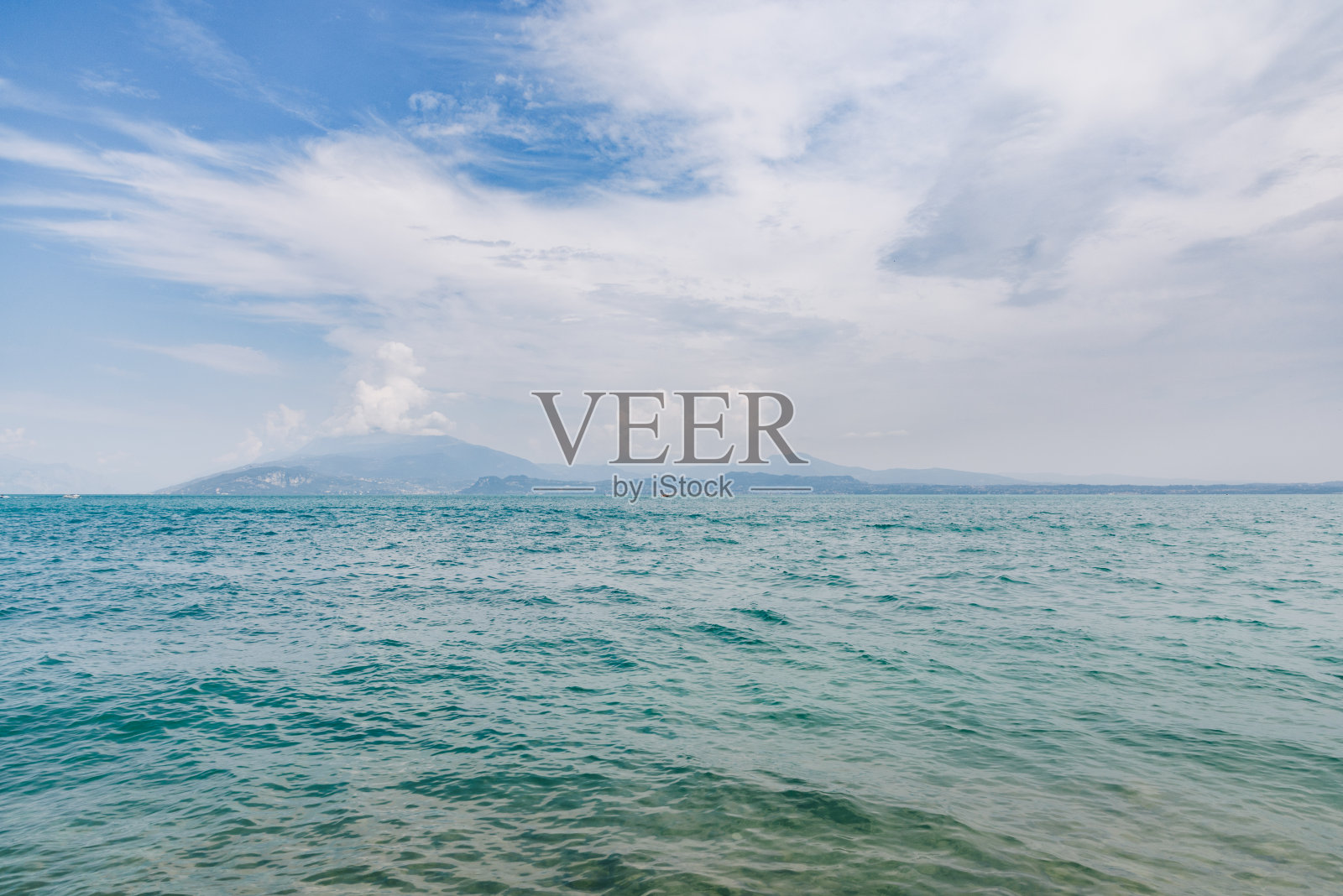 加尔达湖在一个多云的下午照片摄影图片