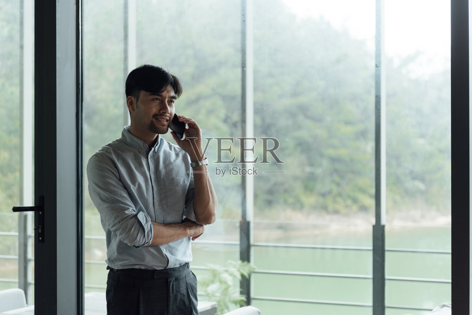 一个年轻的亚洲商人正在工作照片摄影图片