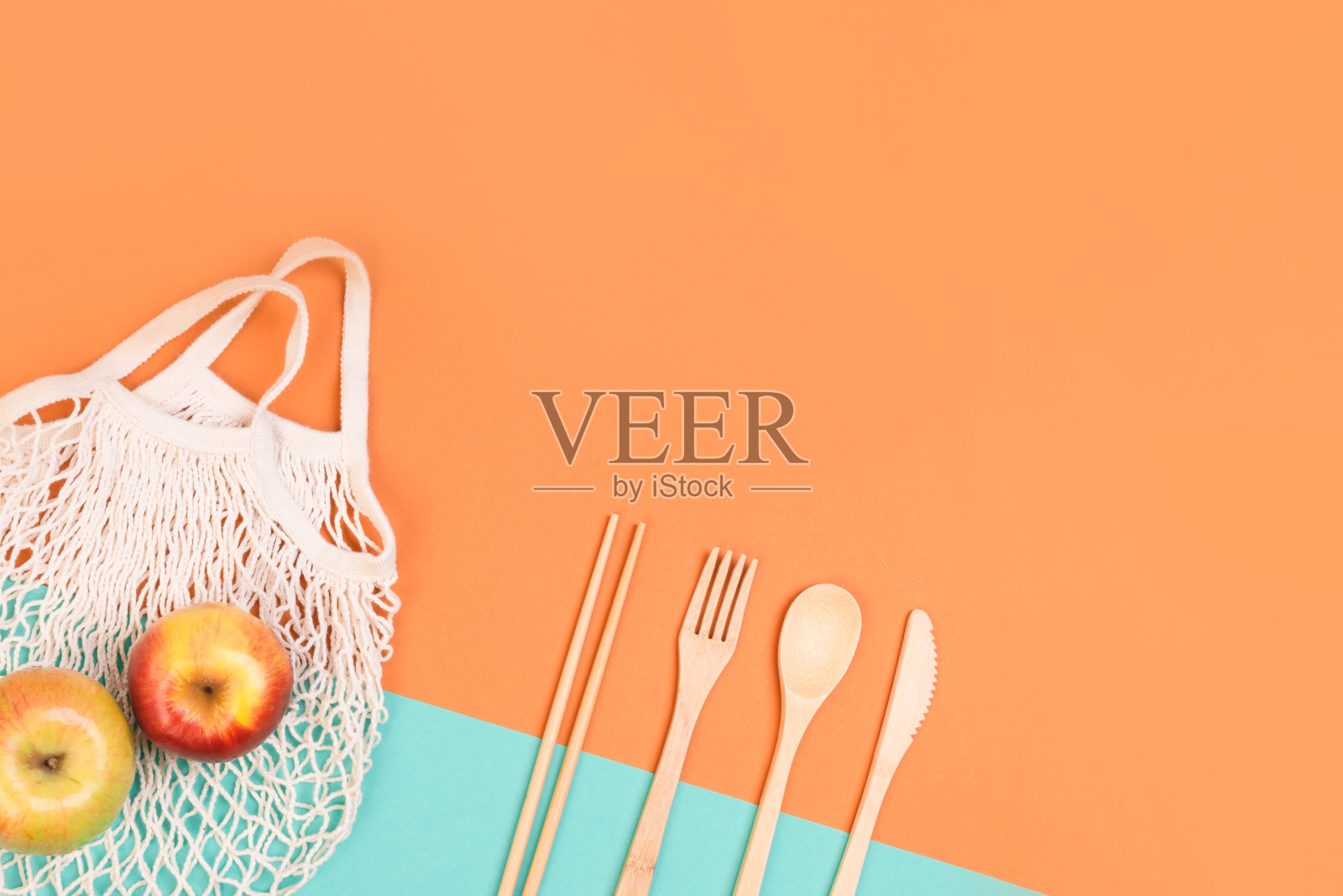 可重复使用的木制餐具和购物袋。照片摄影图片