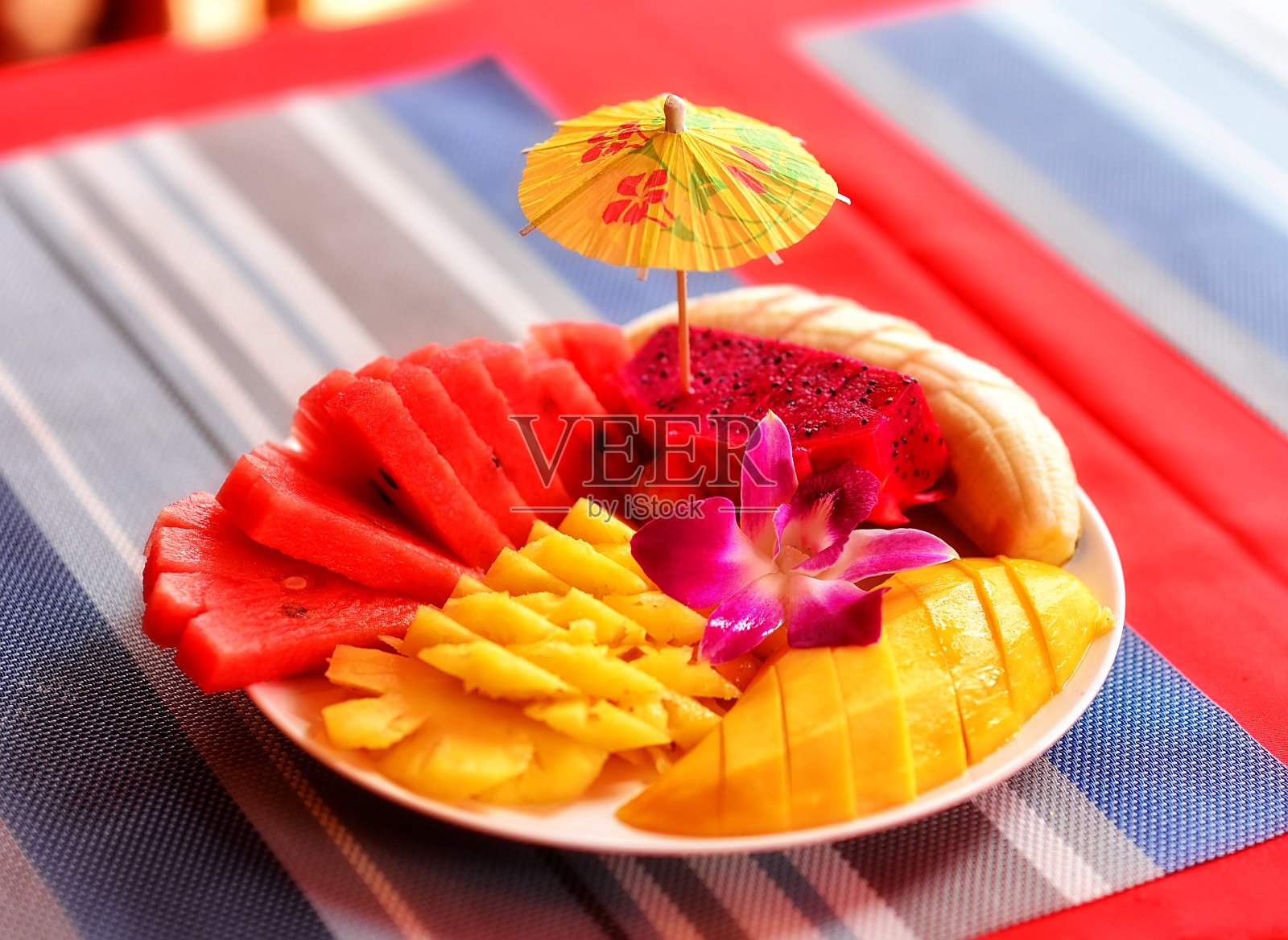 切片泰国水果(芒果，菠萝，西瓜，火龙果)放在一个盘子里照片摄影图片