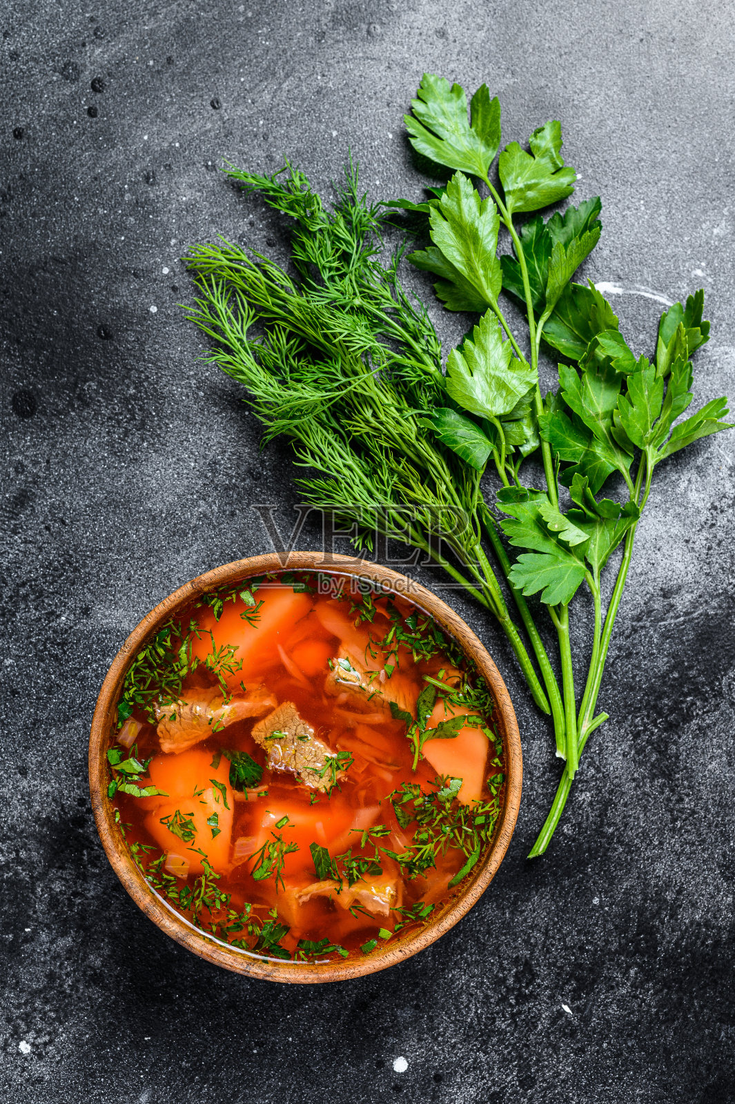 俄罗斯特色罗宋汤配甜菜根和酸奶油。黑色背景。俯视图照片摄影图片