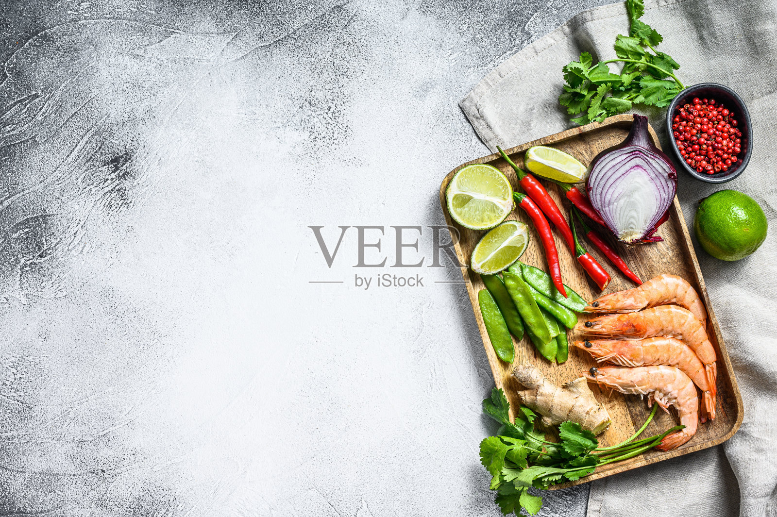 配方和配料汤姆卡盖。泰国高良姜椰奶鸡汤。灰色的背景。前视图。本空间照片摄影图片