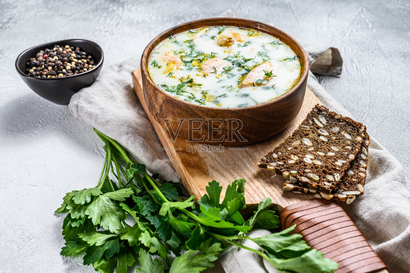 芬兰奶油鱼汤配鲑鱼和土豆。灰色背景，俯视图。照片摄影图片