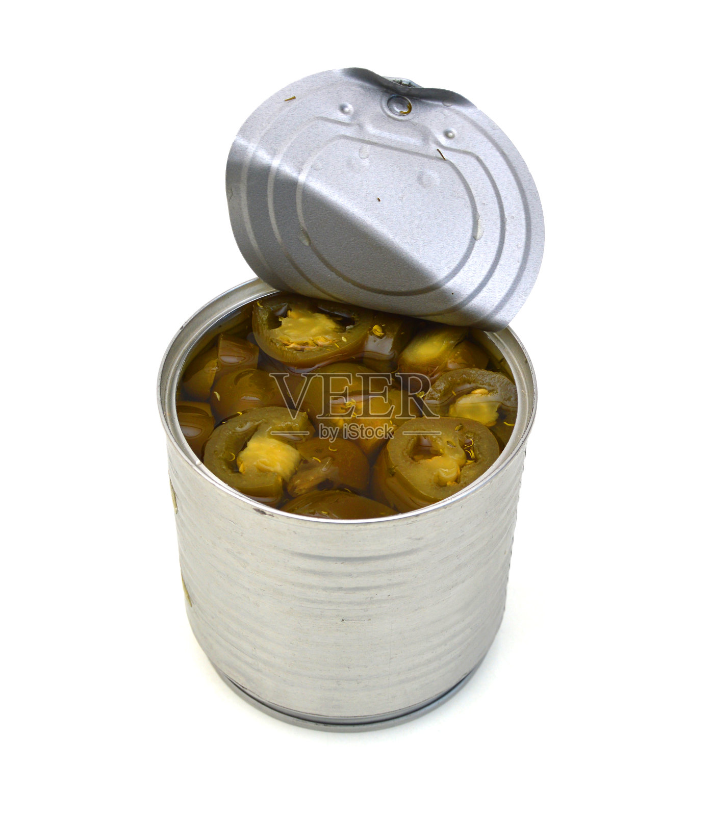 白色背景上的罐装腌墨西哥胡椒片照片摄影图片