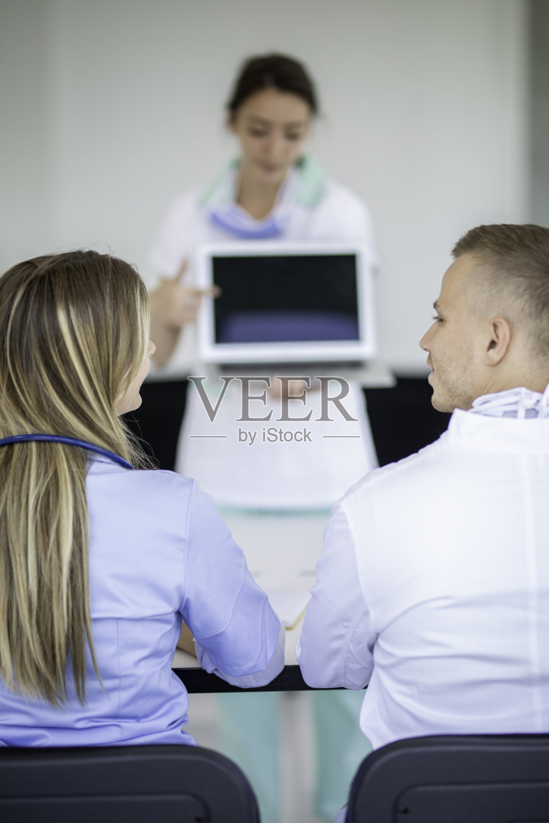 董事会会议室里的医生们面面相觑照片摄影图片