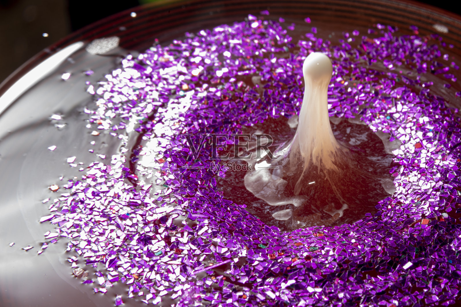 水滴在宏观捕捉形成不寻常的数字照片摄影图片