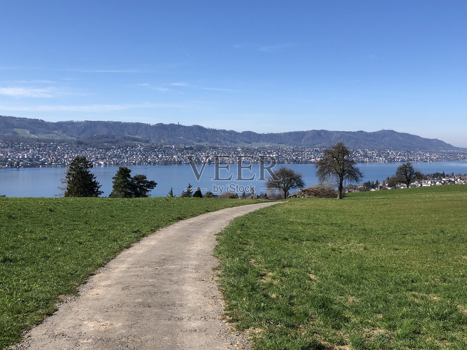 步道，运动和娱乐通过牧场和定居点的苏黎世湖(苏黎世或苏黎世)，Erlenbach -州Zürich(苏黎世或苏黎世)，瑞士照片摄影图片