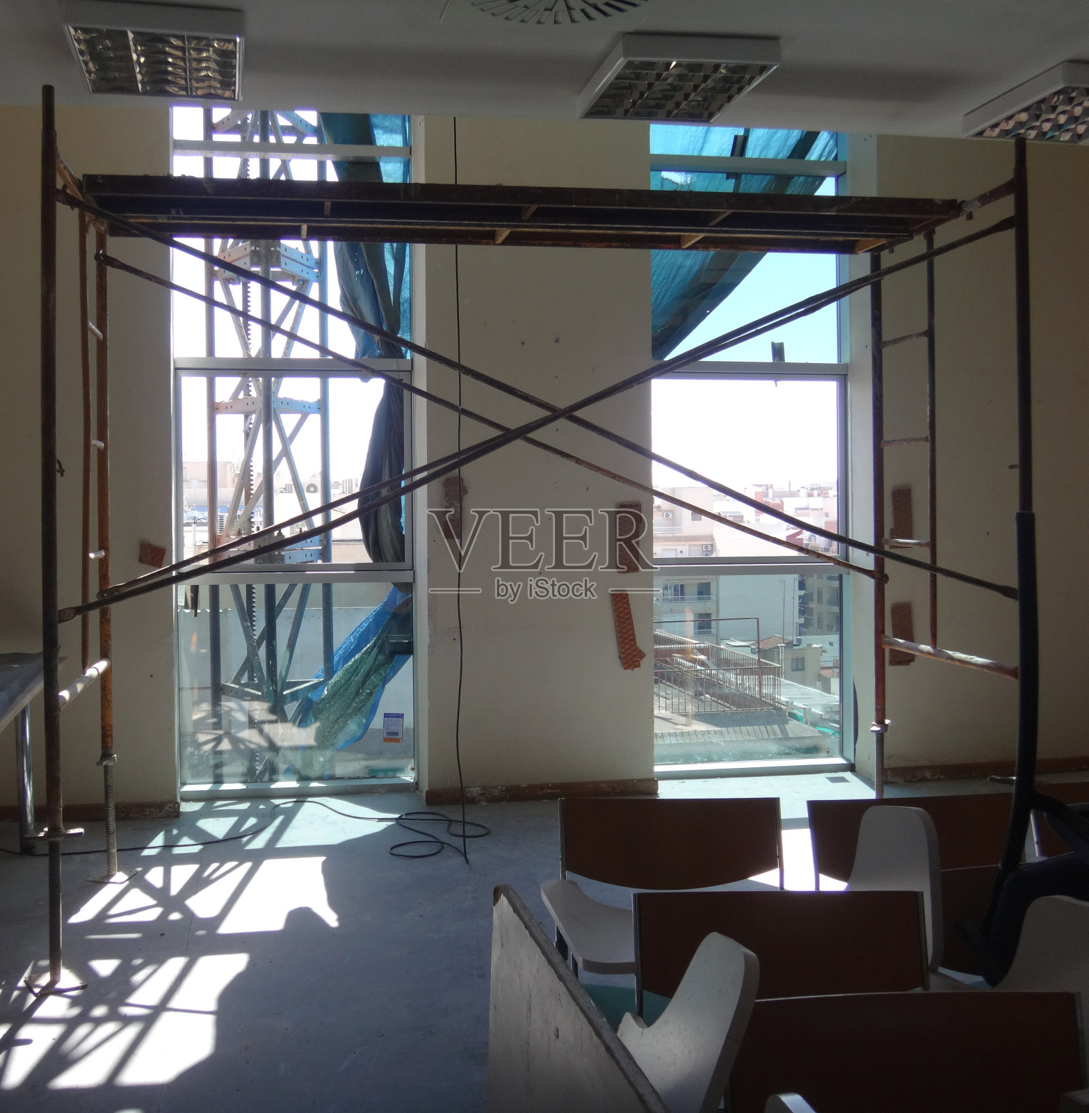 房屋工程的室内施工，安装了石膏板并打了补丁，没有油漆照片摄影图片