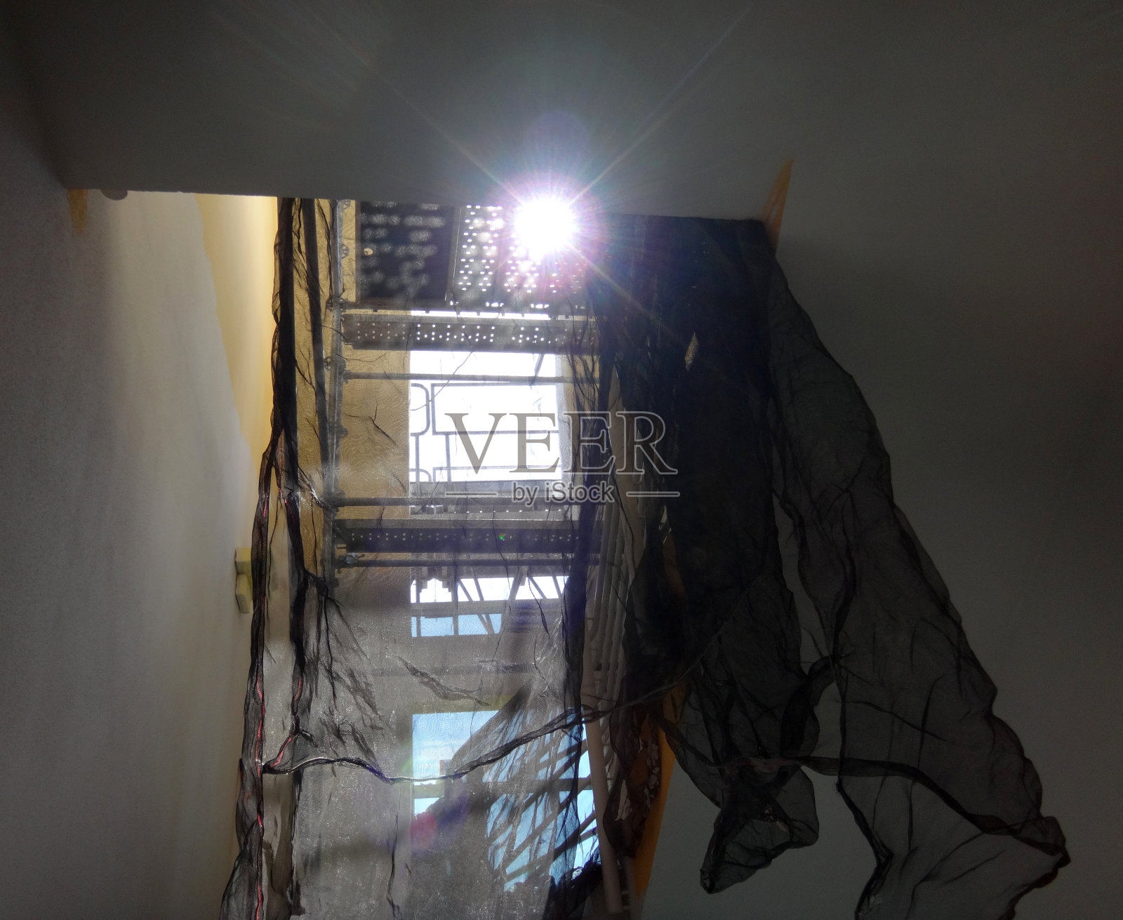 建筑内部的脚手架在楼板之间的楼梯上设有施工网格照片摄影图片