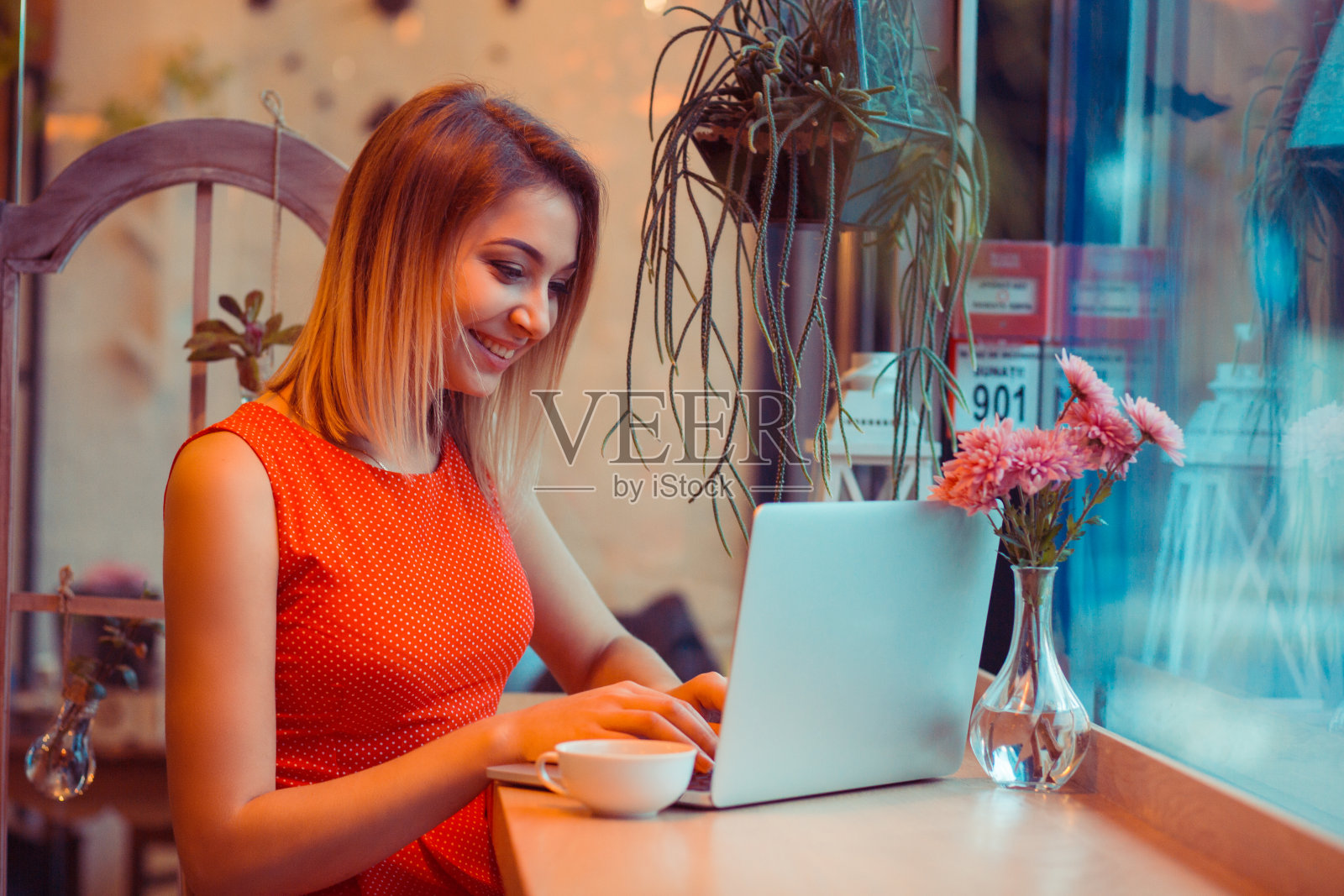 在咖啡店休息时看笔记本电脑的迷人女人照片摄影图片