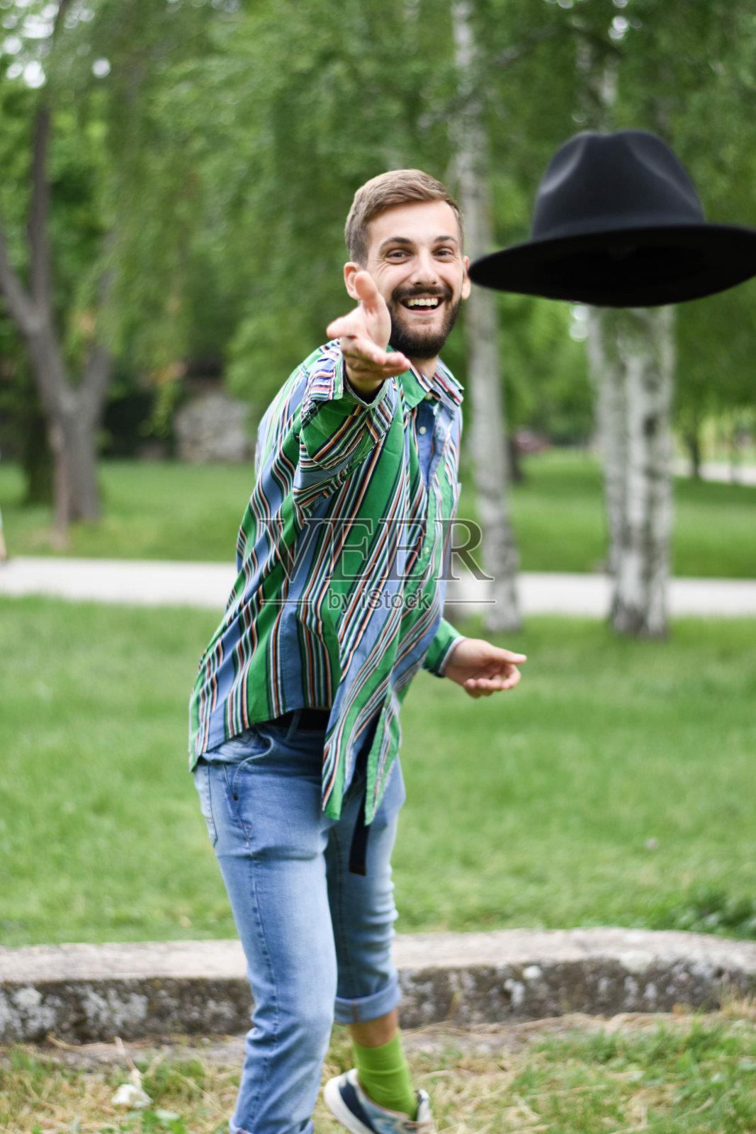 公园里年轻漂亮的男人的肖像照片摄影图片