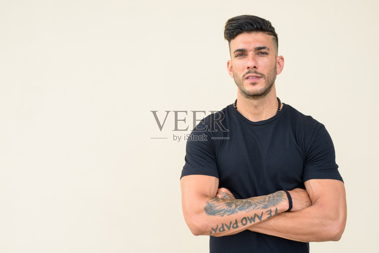 年轻帅气的波斯胡须男人抱臂照片摄影图片