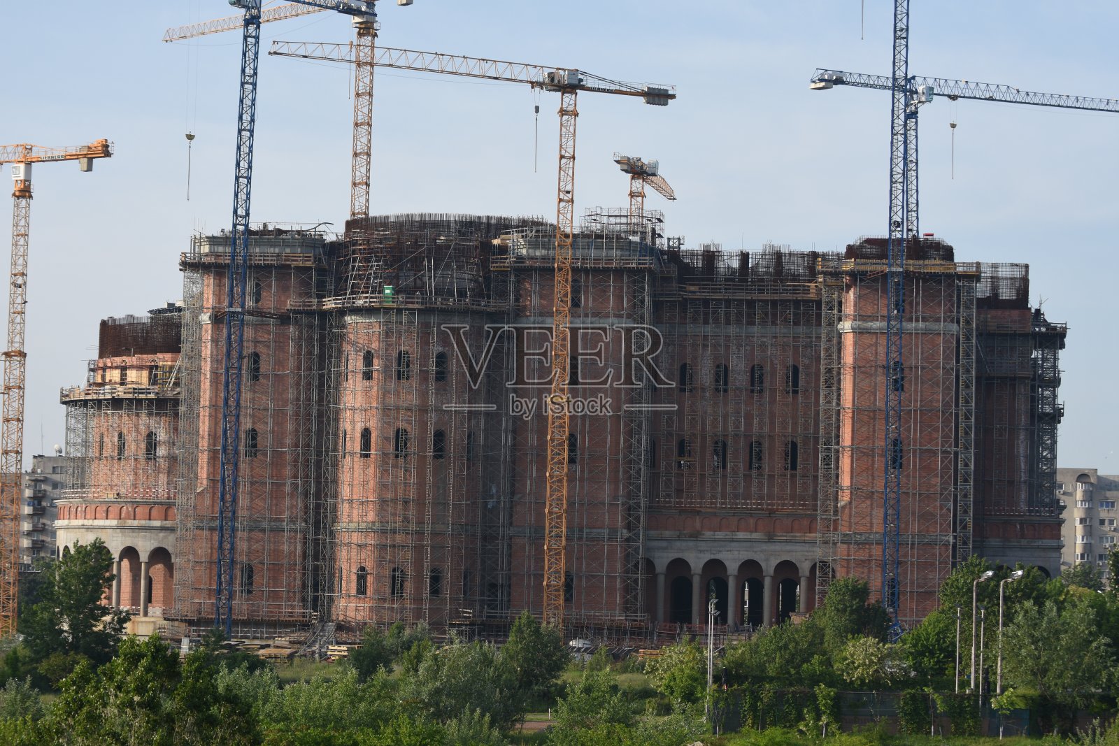 罗马尼亚人民拯救大教堂(Catedrala Mantuirii Neamului Romanesc)正在建设中，罗马尼亚首都布加勒斯特。照片摄影图片