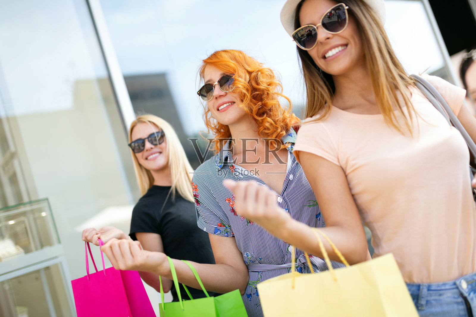 购物、娱乐和旅游的概念。美丽的女孩与购物袋在城市照片摄影图片